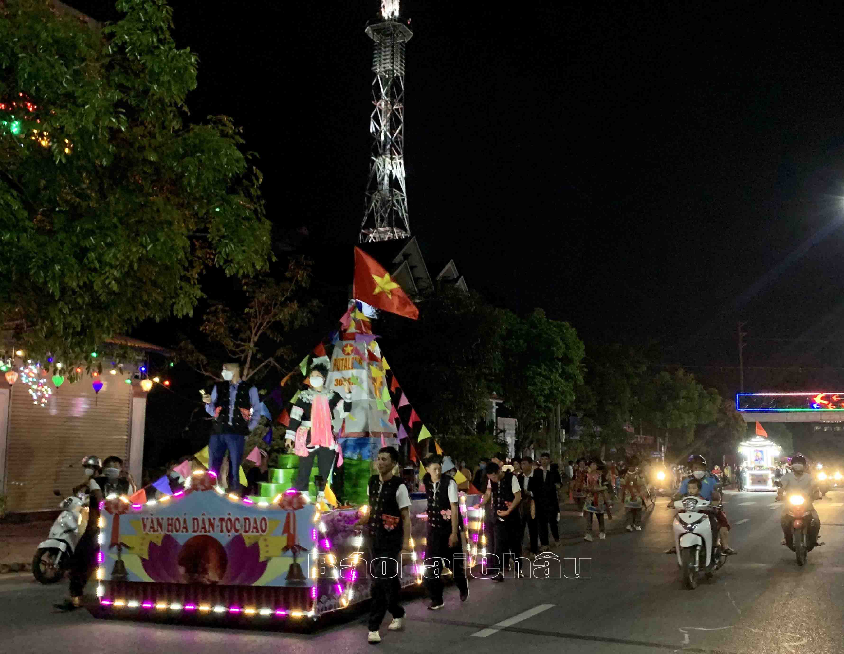 Xe mô hình của dân tộc Dao xã Hồ Thầu diễu hành trên đường phố thị trấn Tam Đường